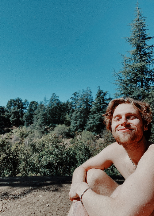 iwnttowriteyouasong:Luke Hemmings + Instagram