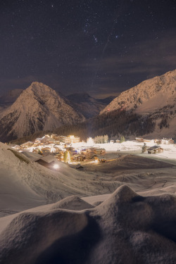 rockingshelf: The skiresort of Arosa in the Swiss alps during night