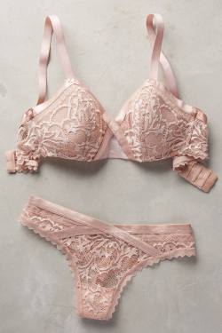 placedeladentelle:  Ribboned Lace set by