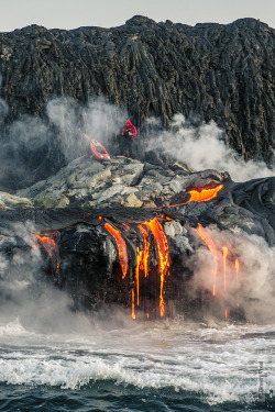 petapeta:  Thrill-Seeking Kayakers Paddle Across an Active Volcano - My Modern Metropolis