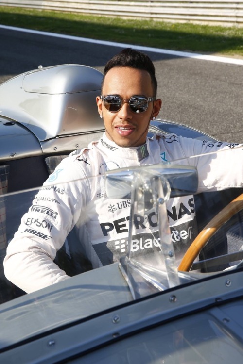 hotrodzandpinups:  Sir Sterling Moss and Lewis Hamilton at Monza with two classic Mercedes the W196R and the 300 SLR 722.