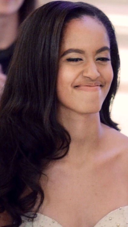 theletterafterj:luvnmynaturalcurls:torisoulphoenix:scandamonium:Sasha, Michelle and Malia Obama…..Be