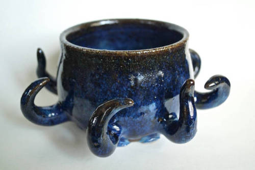 sosuperawesome:Mugs and Planters by Nika Spencer on EtsySee our ‘ceramics’ tag Follow So Super Aweso