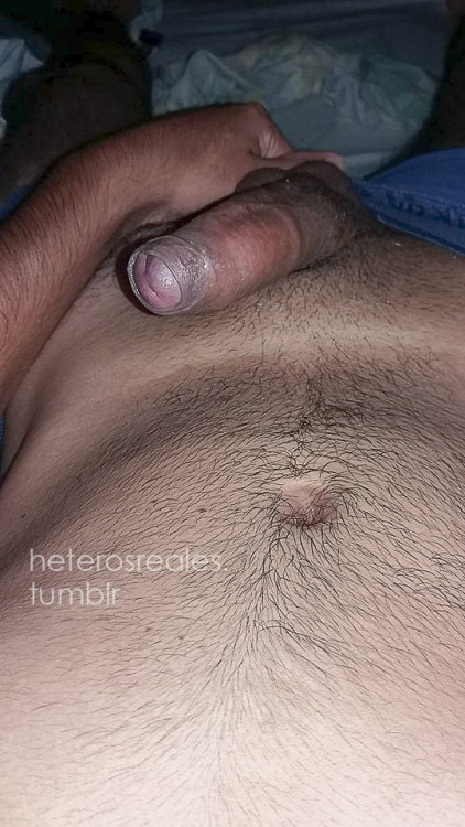 heterosreales: John le salió bien cabrón e infiel a su novia. ¿Les gustan los machos asi? Encuentra mas heteros calientes en: www.heterosreales.tumblr.com 