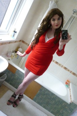 lucy-cd:  PicturesGorgeous new red business dress, I love it so much &lt;3  J'adore ça page❤❤❤elle est trop trop belle❤❤❤