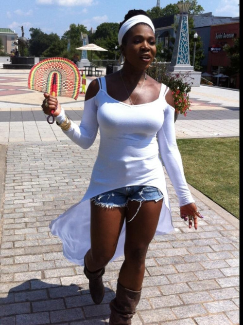 brown girl India.Arie shooting her music video for &ldquo;Just Do You&rdquo; her third singl