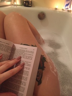 silverrrfox:  Books and bubble baths 😍🙌 