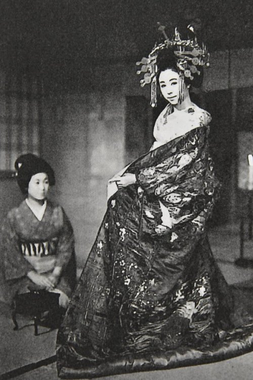 thekimonogallery:[1957] “Directed by Hiroshi Inagaki, Toho movie “From Tayu-san, the female bo