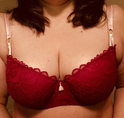 bunny-n-badger: Happy Chest and Arms Wednesday Love my new bra and thong set. Can’t ever go wr