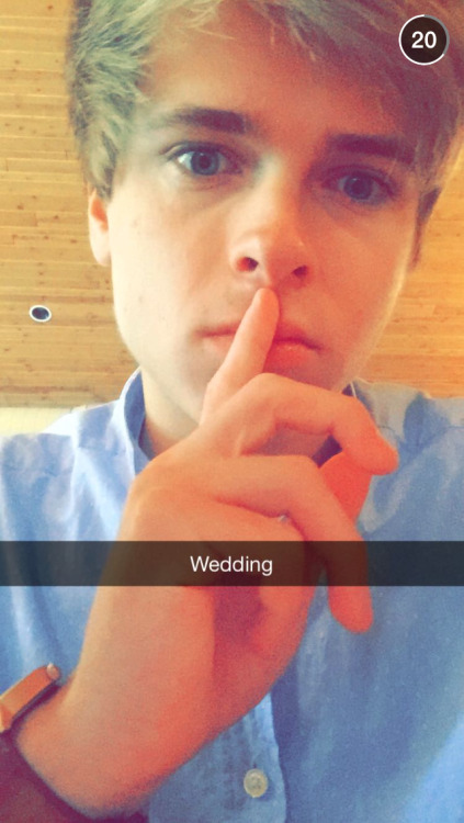 lxkekorns:lxkekorns: Luke, you would be the person to snapchat at somebody’s wedding (snapch
