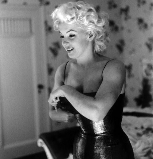twixnmix:Marilyn Monroe photographed by Ed Feingersh at the Ambassador Hotel preparing