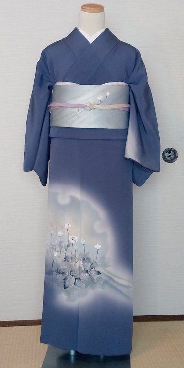 White poppies over a soft yukiwa (snowflake), coordinate yuzen houmongi and obi seen on.If haori and