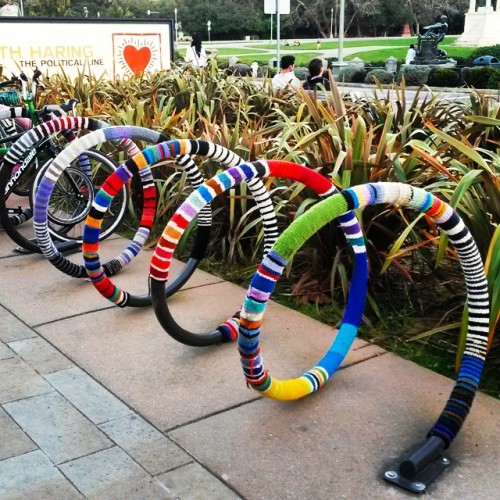 Bike rack #knittingbomb cozies outside of the #deyoung museum. One of the most #sanfrancisco things I’ve seen in a loooooong time. #knitting #knitbomb #bikes