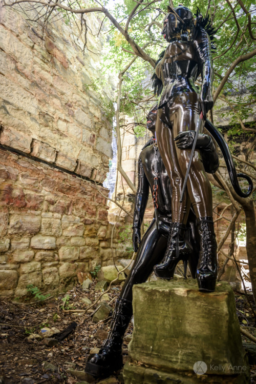 kellyannensw: Domme on a pedestal from my shoot in the Blue Mountains 27/2/15. kellyannephotography.