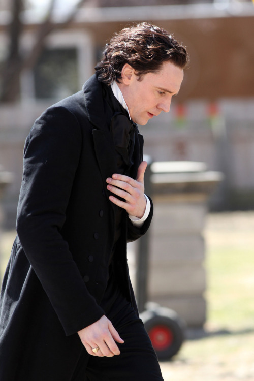 vigwig:spooky-action-at-a-distance:torrilla:Tom Hiddleston films scenes for the new horror movie &ls