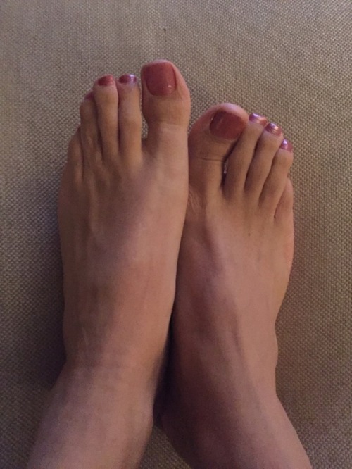 cuba00:Painted my nails, like the color? cd-feet