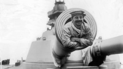 historicaltimes: A matelot photographed inside the barrel of one of the 15 inch guns of HMS QUEEN ELIZABETH, shortly before the Gallipoli campaign of 1915. via reddit 