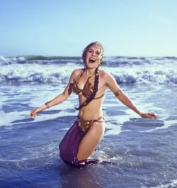 (via 10 photos of Carrie Fisher promoting &lsquo;Return of the Jedi&rsquo; at a Rolling Stone Magazine beach shoot, 1983) 