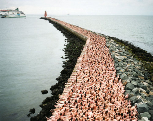 wetheurban:  PHOTOGRAPHY: Nude Landscape Portraits by Spencer Tunick Spencer Tunick stages scenes in which the battle of nature against culture is played out against various backdrops, from civic center to desert sandstorm, man and woman are returned