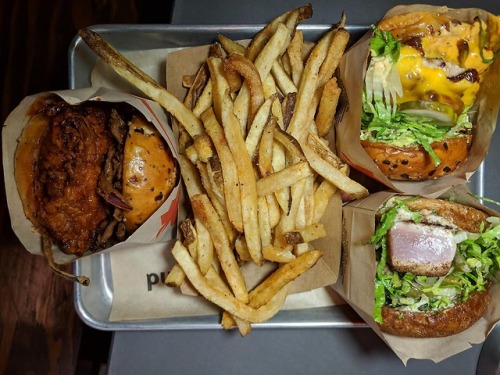 food-porn-diary:  Loaded fried chicken sandwich tray