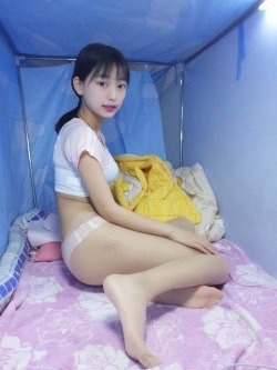 jingcairen:刚认识的小姐妹，大一新生哦，也喜欢玩，加微信864726028备注汤，不备注不加