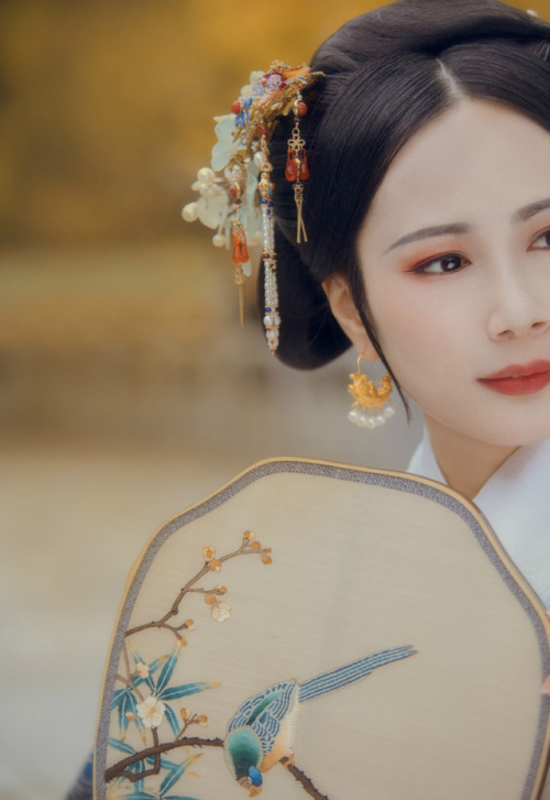 hanfugallery:Traditional Chinese hanfu by 求剁手的舒