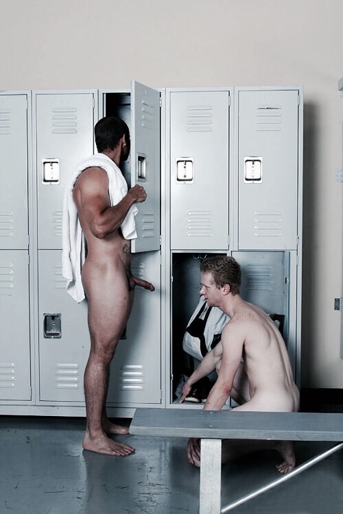 bruno-sex:  El muy marica esta q no puede mas, va a tirarse a mamarla en 3,…2,…..1,…….