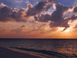 llbwwb:  Sunset Ihuru (by toddvic)