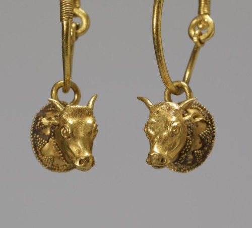 shewhoworshipscarlin:Earrings, 600sBC, Greece.