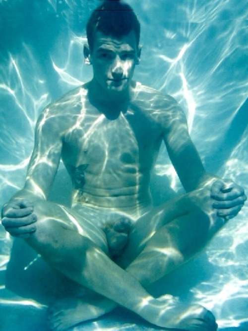 broswithoutclothes:  under the sea