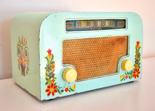 sosuperawesome:Country Cottage 1940’s Motorola Radio / Retro Radio Farm on Etsy