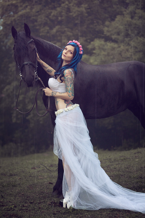 inblackphoto:  RIAeMORGANA modella : Riae suicide horse : Morgana 