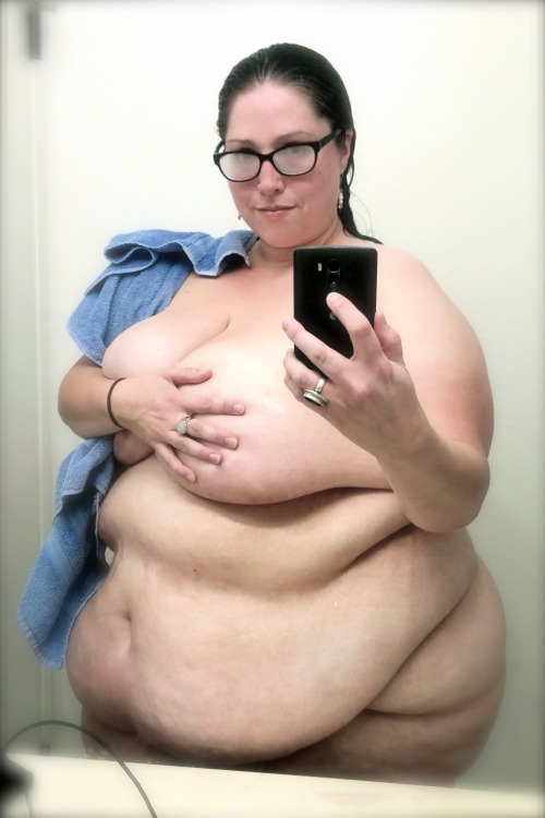 miss-maela:  NUDES! I’ve had lots of requests lately for nudes, so I made sure to take some after my shower ;)