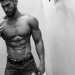 insta-hunk:  Instagram: @aheragui