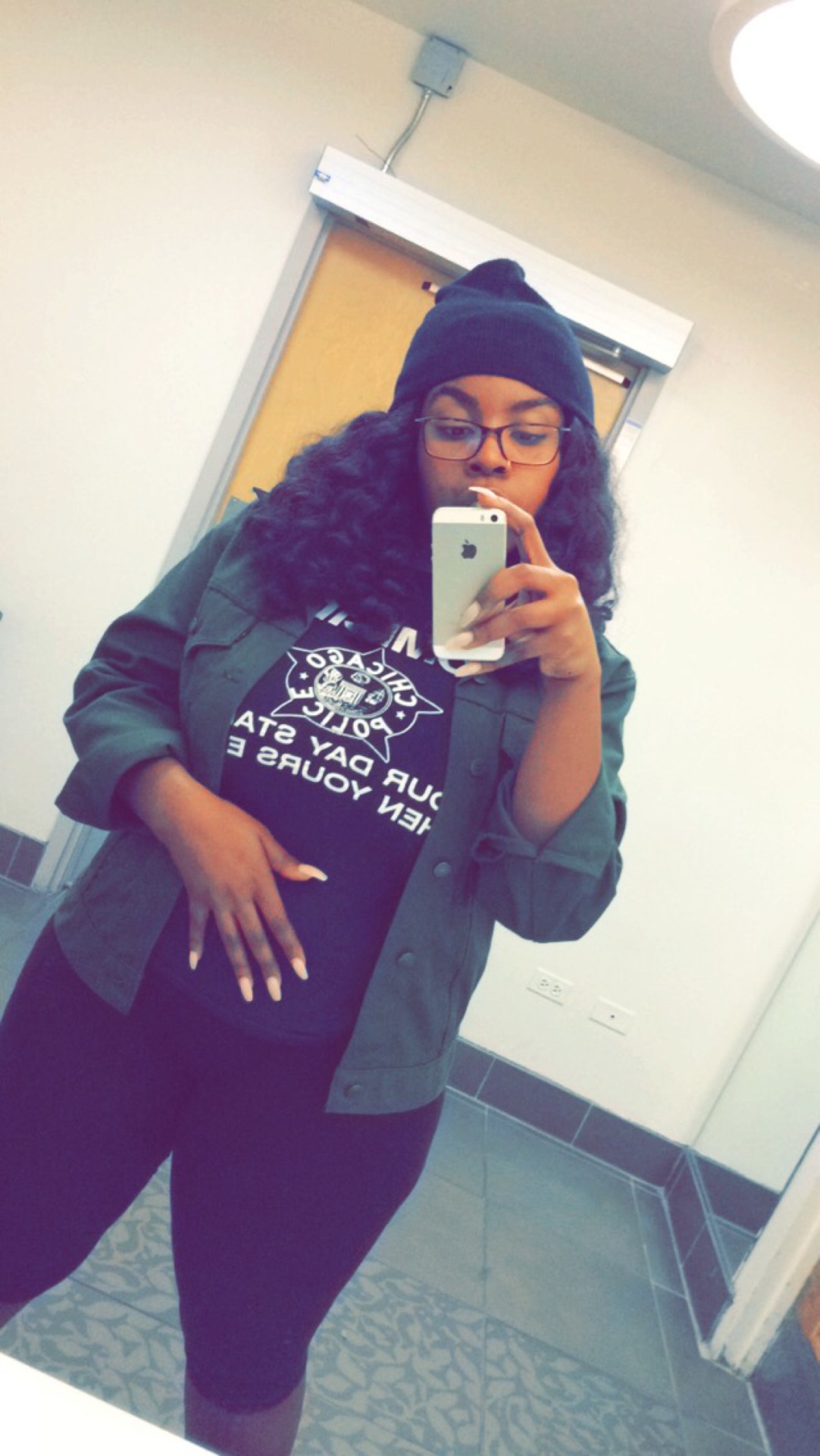 fairyysquaadmother:  Hands always in the pic like 👋🏾🖐🏾👌🏾✌🏾️