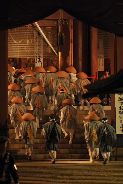 yellow-buds-of-may: Monks at the Ikegami Oeshiki buddhist ceremony, Japan.