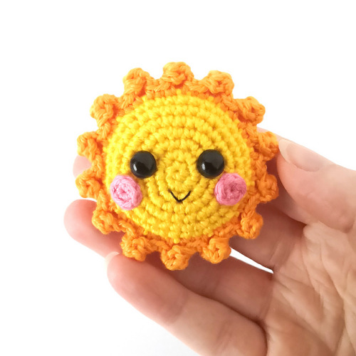 hookedatweiss: ericacrochets:Sunny Day Keychain by Stitch by  FayFree Crochet Pattern Here 