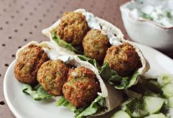 mouthwateringvegan:  Falafel with Cucumber Dressing