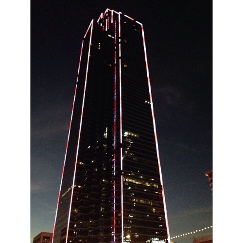 The typically green Bank of America building in #downtownDallas is like a big ol&rsquo; candy cane. 