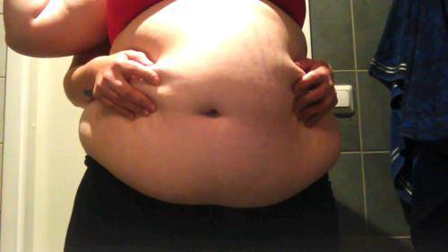 pudgebelly:  This babe just weighed in at 261 yesterday–guess it’s safe to say she’s enjoying all the Finnish treats she’s been getting huh? Her belly was so full and round I just had to get that on video… Let’s see if we can add a couple
