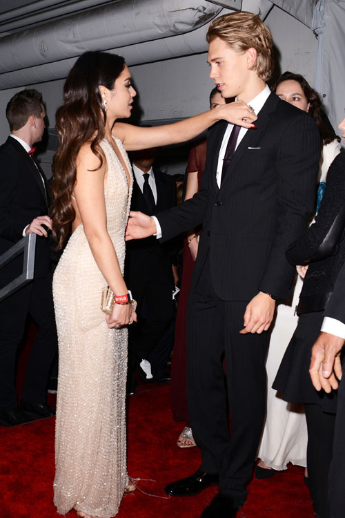 brunch-with-karl:  look at how he looks at her and cry  