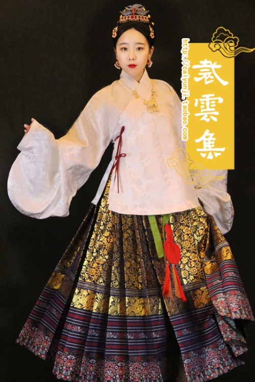 fouryearsofshades:Ming style cross-collar plus mamian qun 裁云集The skirt is a replica of one of the pi