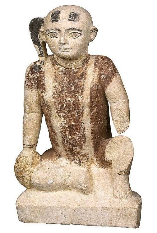 amntenofre:    limestone statuette (H.25cm) of the God Horus the Child (Ḥr(w)-p3-ẖrd, whose pronunciation has been preserved in Coptic and in the Greek transliterations as “Harpokràte”) with the sidelock of youth (also known as the “Horus lock”).I