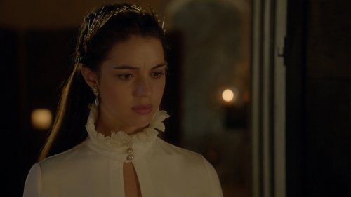 REIGN 2x07: ADELAIDE KANE wearing ALEXANDER MCQUEEN (fashion-of-reign.tumblr.com/post/1027001