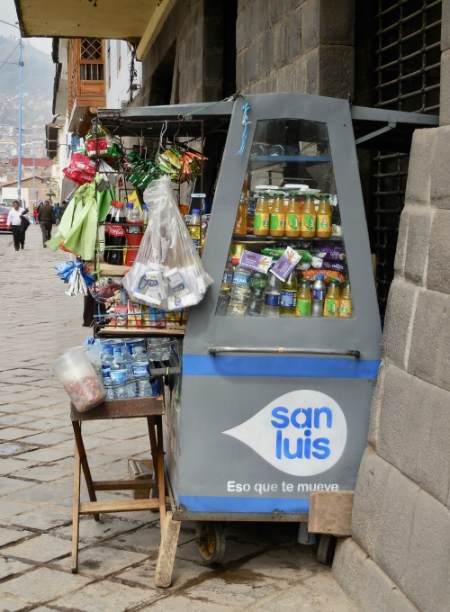 Kiosco de venta de agua, refrescos, snacks y pañuelos, Cusco, 2017.