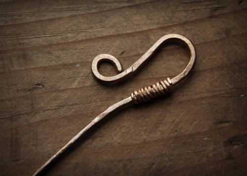  A scarf or hair pin, hand-forged of pure bronze.The pin measures 17 cm and works perfectly for most