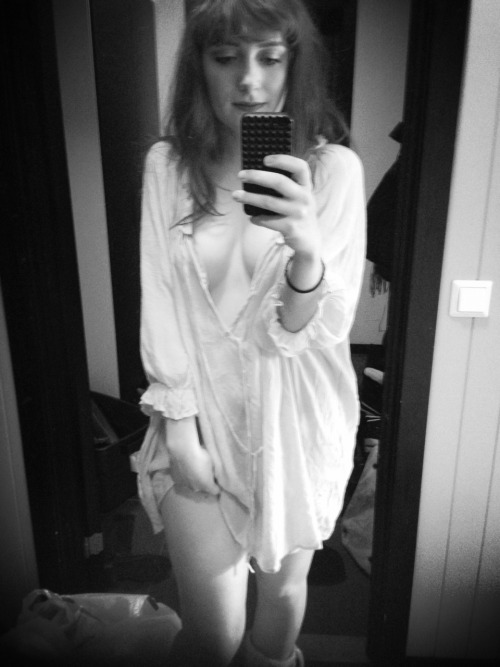 an0therkitten:  I feel cute in my night gown 