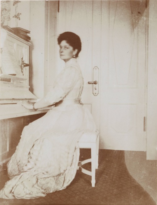 Empress Alexandra Feodorovna playing the piano!