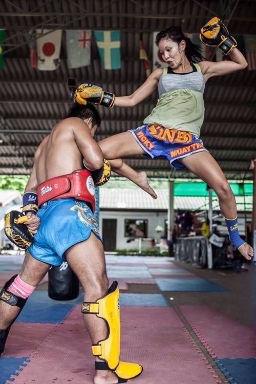 taichi-kungfu:  So charming muay thai lady!!