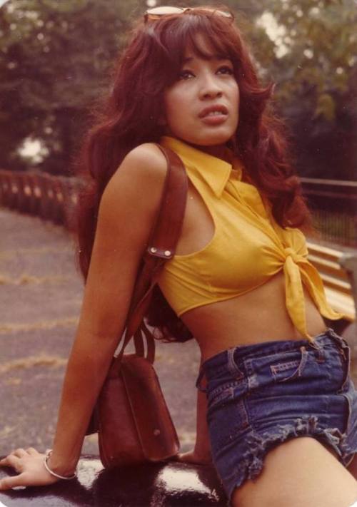 twixnmix:Ronnie Spector at Soldiers’ and Sailors’ Memorial Monument at Riverside Park in New York 